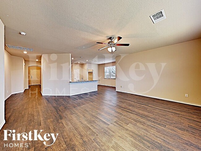 Photo - 561 Jamestown Ln