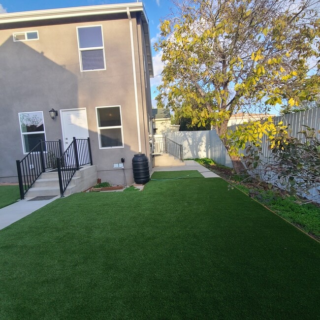 yard portion and back patio - 384 Hargrave St Casa Adosada