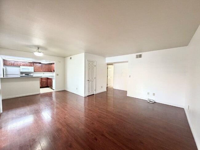 Building Photo - LAS VEGAS GUARD-GATED CONDO FOR RENT | 2 BEDROOM DOWNSTAIRS Unit #375