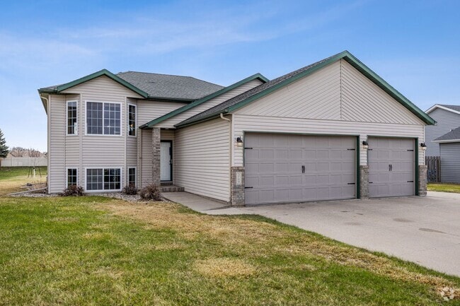 Building Photo - Spacious & Stylish 4-Bedroom Home in West ...