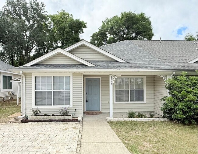 Building Photo - 3-Bedroom Duplex