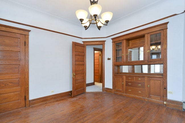 3231 N Seminary Ave Unit 2