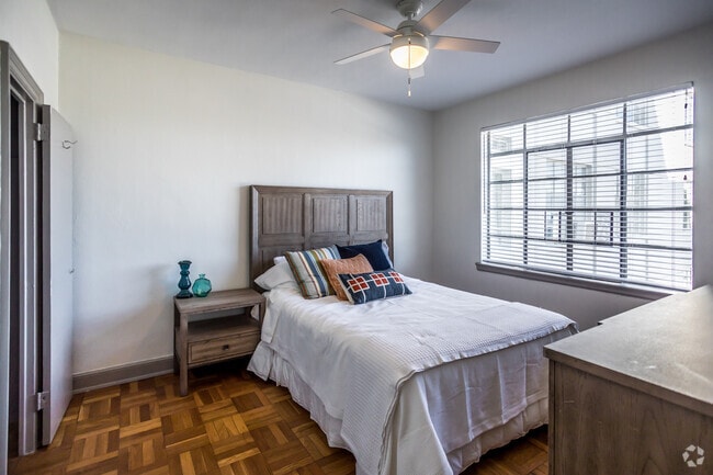 2 BR, 1 BA - The Williamsburg