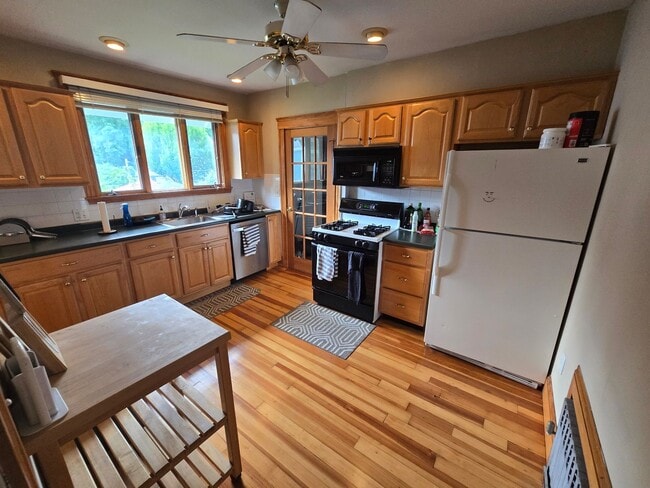 Building Photo - NO FEE!!  HUGE BRIGHTON 3 BED WITH PARKING AND FREE LAUNDRY AVAIL 9/1