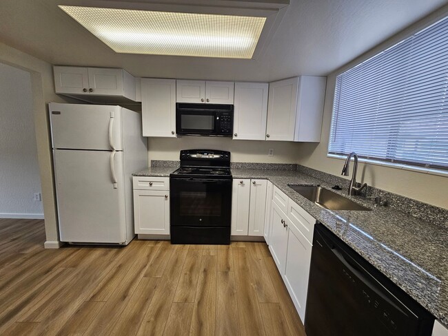 Building Photo - Newly Renovated Townhome Close To UNR - Central Air