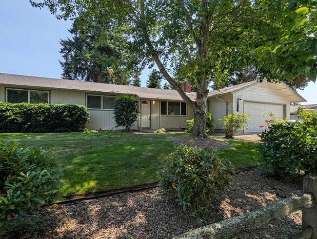 Building Photo - Beautiful 3 bedroom/2.5 bath home with fantastic yard!