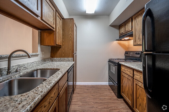2BR, 2BA - 919SF