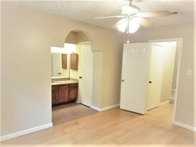 Photo - 16922 Camberwell Green Ln