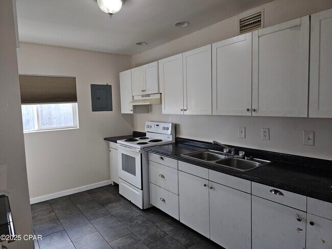 Photo - 705 Satsuma Ave