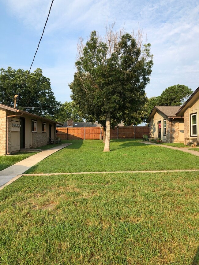 Countryside Apartments Floresville, TX
