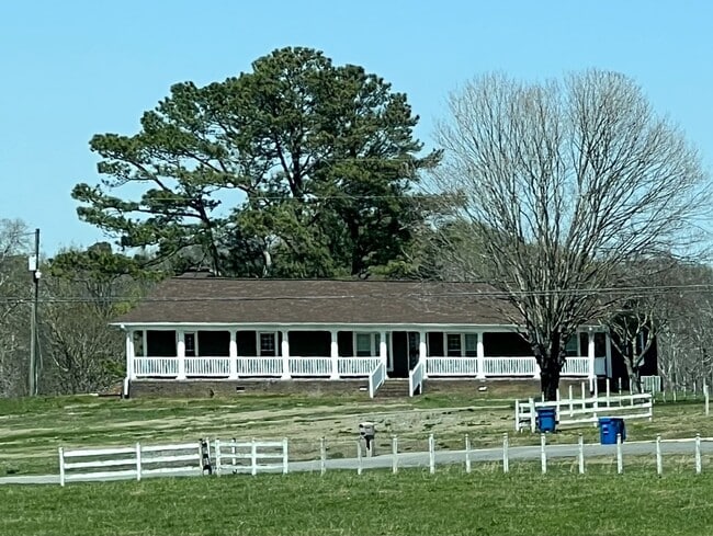 Building Photo - Home in the Country