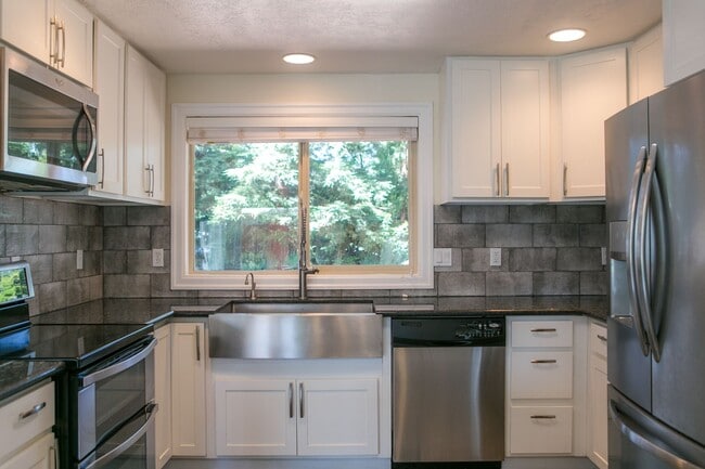 Photo - 4 bedroom 3 bath house for rent- Great location in Milwaukie, OR!