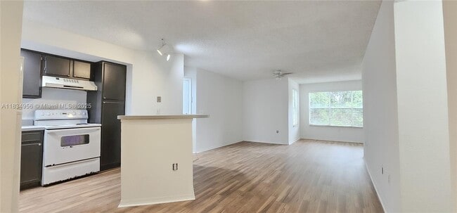 Photo - 1401 Village Blvd Unidad 1817 Rental