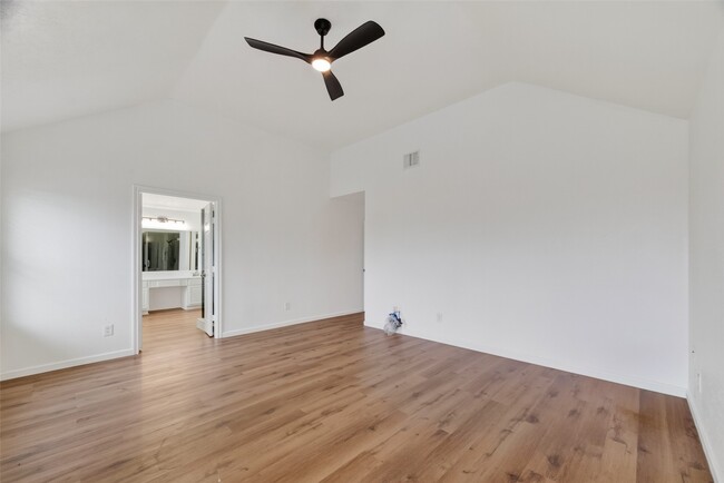 Building Photo - 7403 Oak Walk Dr
