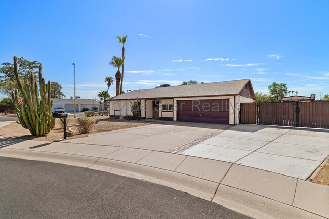 Building Photo - 1223 W Oxford Dr