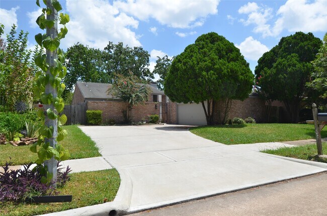 Building Photo - 2023 Woodland Springs St
