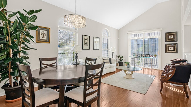 Photo - 530 Prestwick Ln