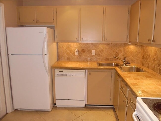 Building Photo - 1881 Middle River Dr Unit 605 Rental