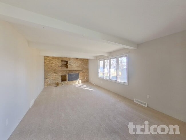 Photo - 931 Market St S