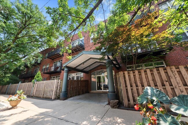 Building Photo - 2333 W St Paul Ave Unit 315 Rental