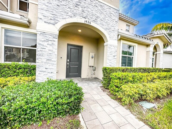 Building Photo - 1486 SE 26th Ter Unit key gare