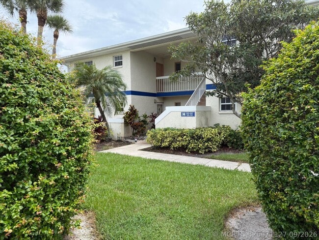 Building Photo - 1512 SE Royal Green Cir Unit 203
