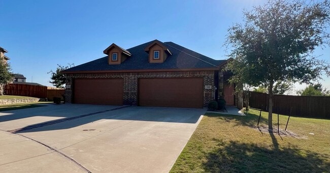 Building Photo - Luxury 3 Bedroom Duplex Located in Midlothian, Texas!