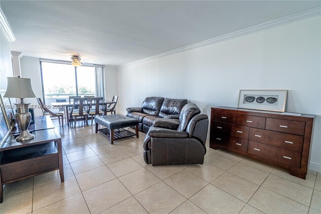 Photo - 7300 Wayne Ave Unidad 401