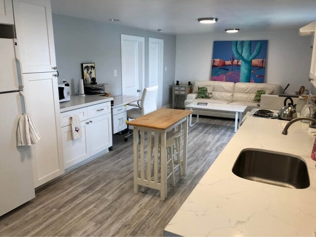 Photo - 4516 Banks St Unit Lower