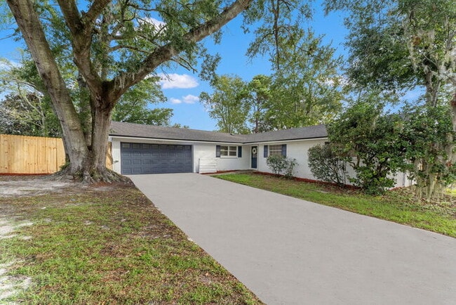 Building Photo - Orange Park 4 Bedroom Home With Upgraded Features Throughout