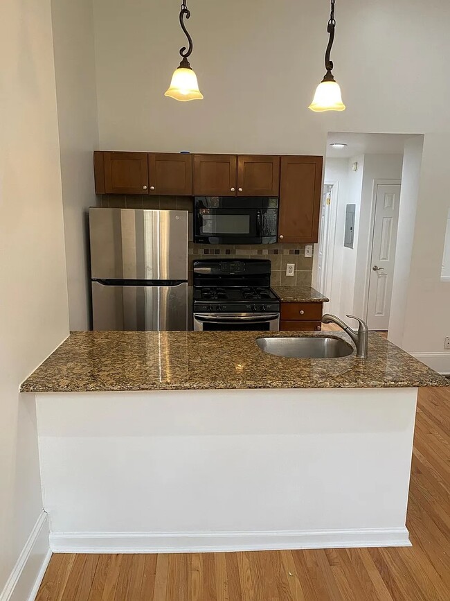 Building Photo - 327 S 12th St Unit 100