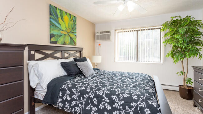 Springbrook - primary bedroom - Homestead Apartments