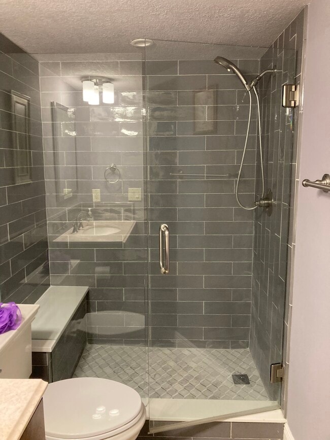 Dos hermosas duchas con mampara de cristal - 8150 Brent St Unidad 714