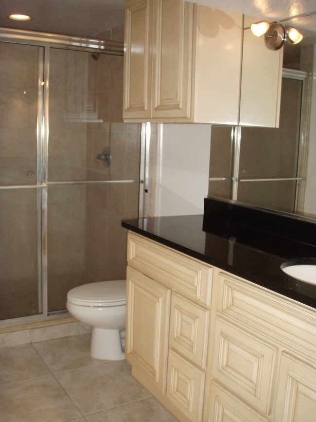 Dual Shower Bath, Dual sinks - 1105 S Atlantic Ave Unit 1