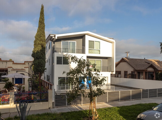 Alternar - 1119 N. Berendo St.