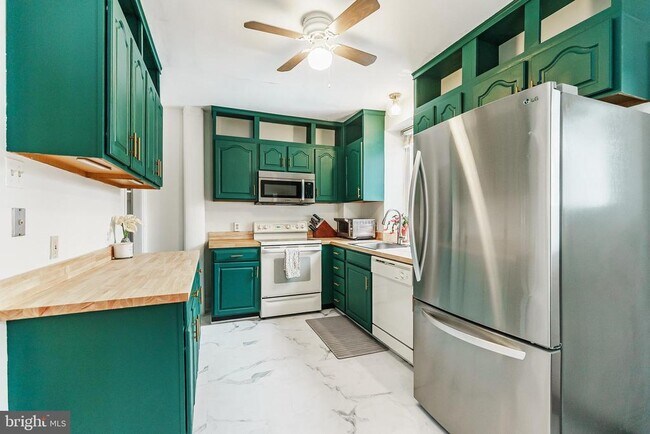 Photo - 452 Renfrew Ave