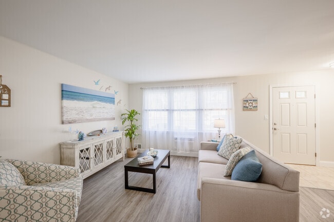 3BR, 1.5BA - 1040SF