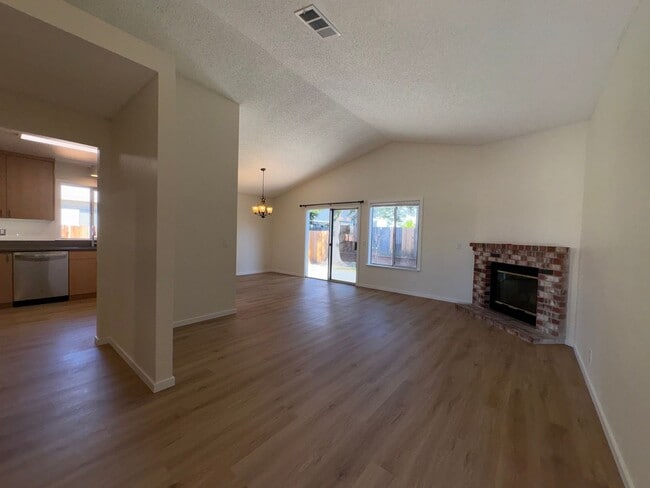 Photo - 1006 Longspur Dr