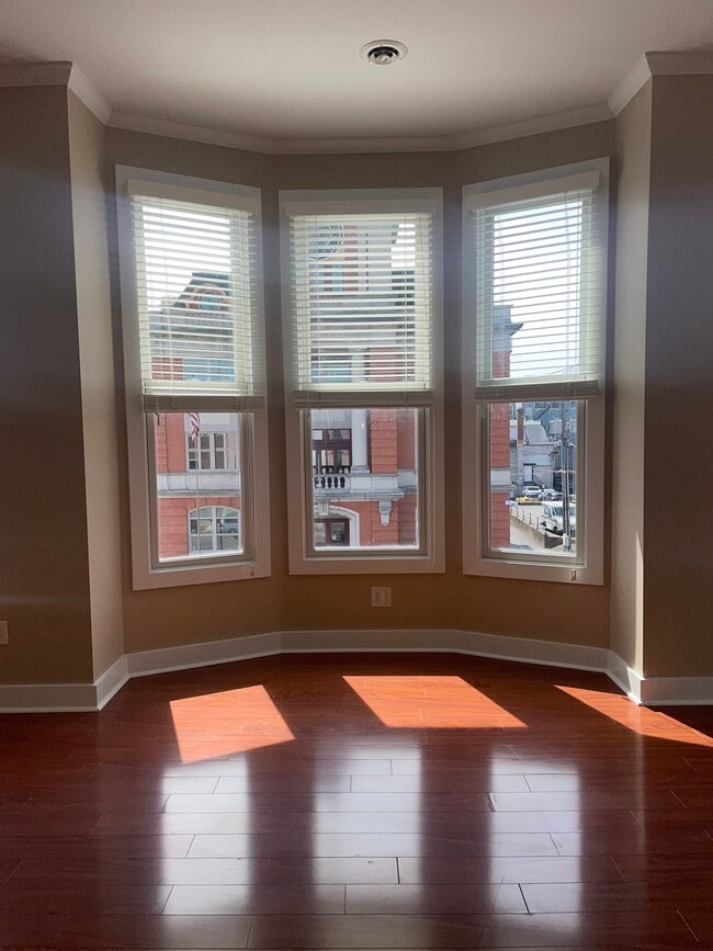 Building Photo - 48 Castle St Unit 3a