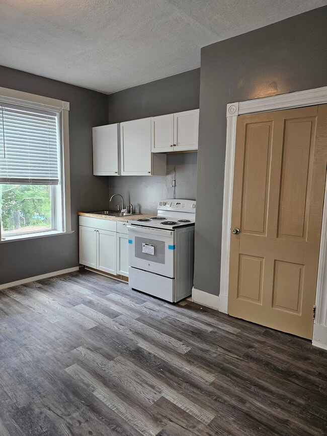 Building Photo - 3179 River Rd Unit 2 Rental