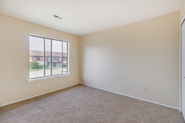 Photo - Drakeshire Apartments (Suzanne Apartments LLC)