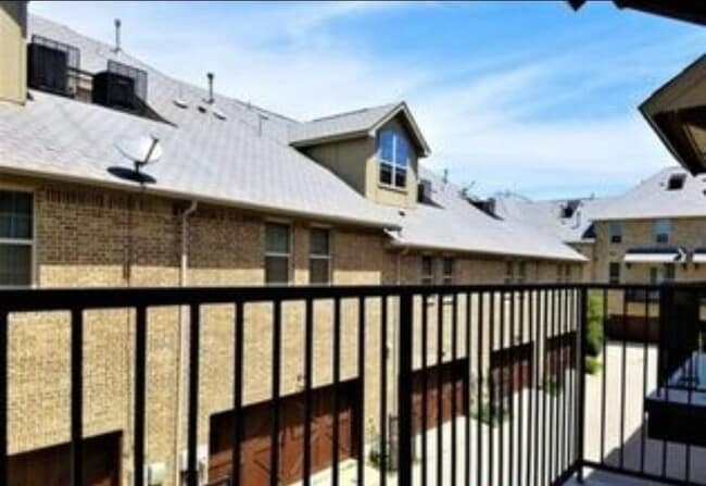 Photo - 517 W Royal Ln Townhome