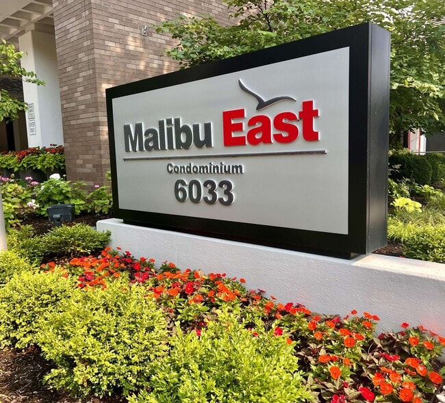 Building Photo - 6033 N Sheridan Rd Unit 37L