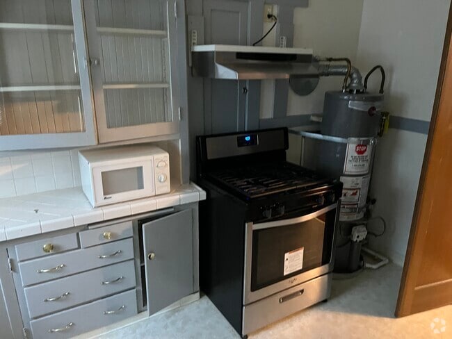 Building Photo - 744 Carolina St Unit Upper 1 bedroom Rental
