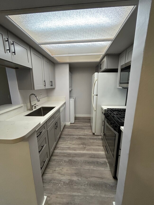 Kitchen with fridge, dishwasher, stove, mic.oven, washer-dryer - 424 Oak St Unidad 227