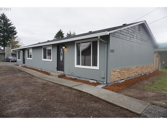 Building Photo - 3209 W St Unit Apt B