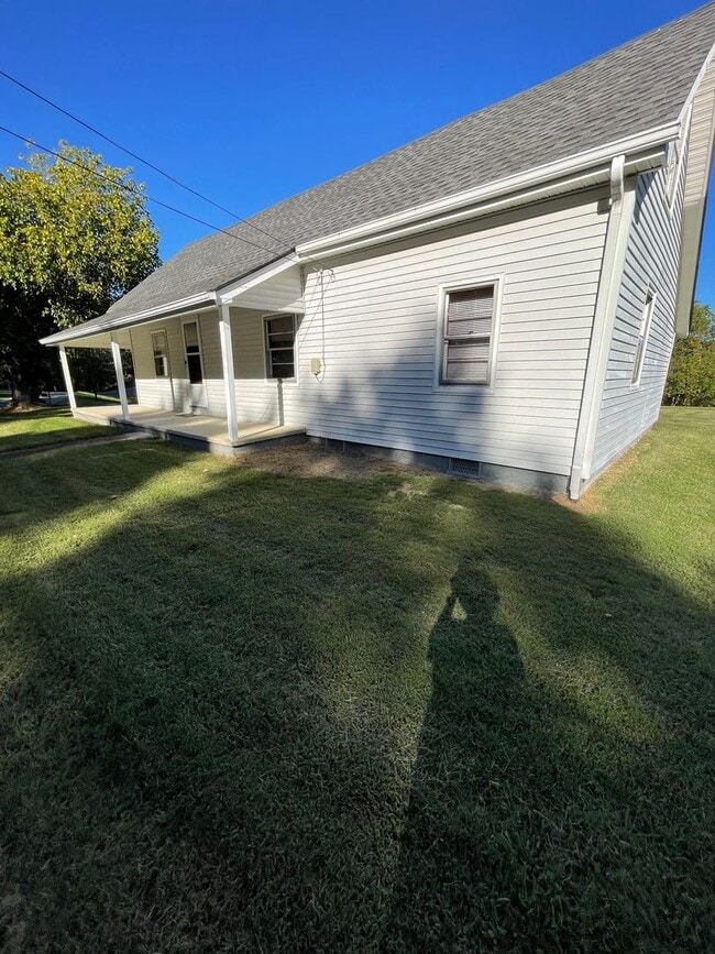 Building Photo - 2 Bedroom / 1 Bath  Kingsport, TN