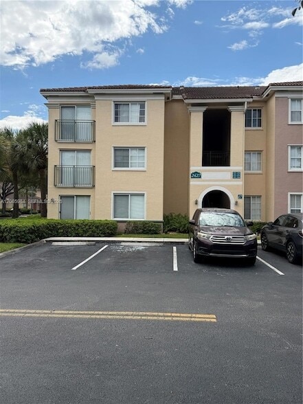 Building Photo - 2427 Centergate Dr Unit 301