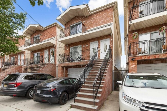 Building Photo - 718 23rd St Unit 3