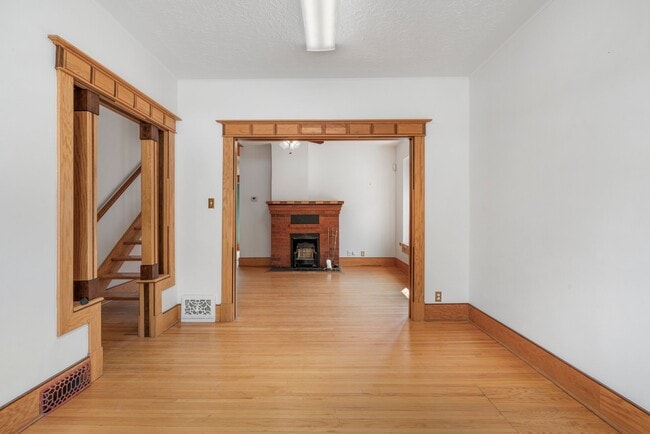 Photo - 1216-1215 15 St SW